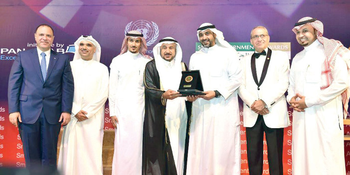   رئيس بلدية عنيزة يستلم الجائزة ( المصدر)