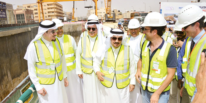  أمير منطقة الرياض خلال تفقده سير أعمال المشروع