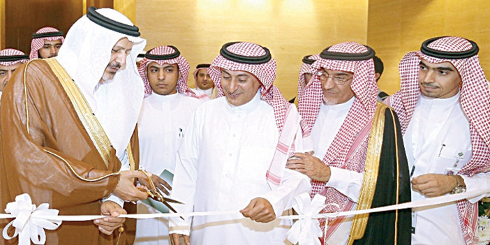   الأمير فيصل بن محمد والدكتور فهد السلطان ورئيس الجمعية خلال قص شريط المعرض