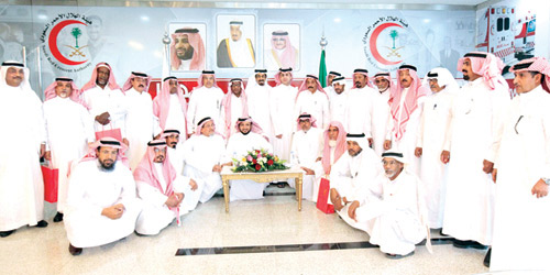  صورة جماعية للمتقاعدين مع مسؤولين في الهيئة