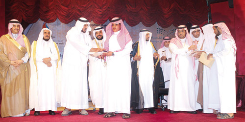  المحافظ يسلم الجوائز للفائزين (من المصدر)