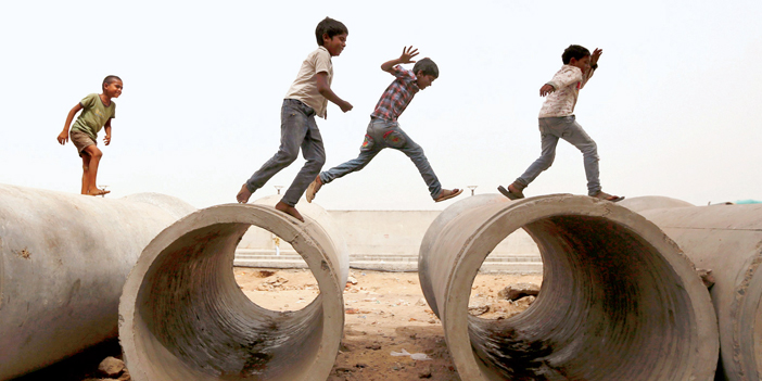   أطفال يلعبون في موقع إنشاءات