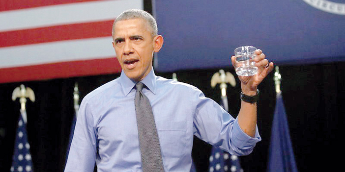    أوباما احتسى كوبا من الماء وهو يلقي كلمته