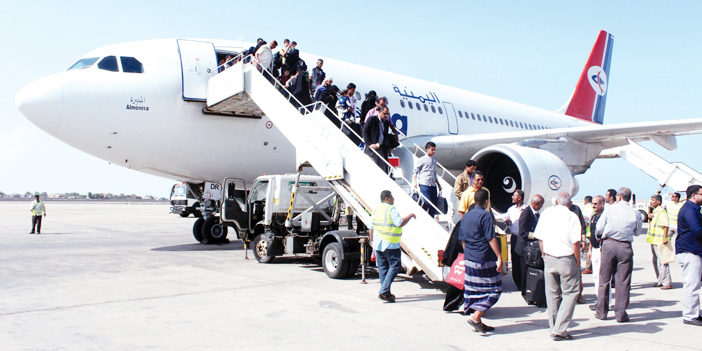  أول رحلة لطيران الخطوط الجوية اليمنية تهبط في مطار عدن أمس بعد تهيئته
