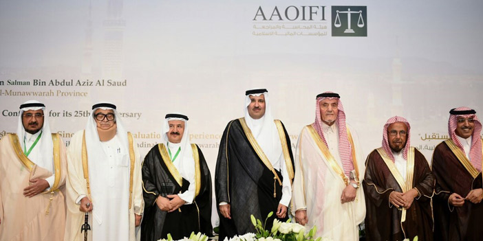  الأمير فيصل بن سلمان في صورة جماعية مع المشاركين