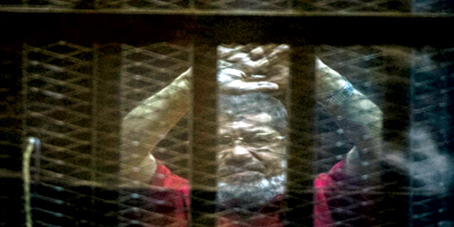  مرسي خلف القضبان في المحكمة