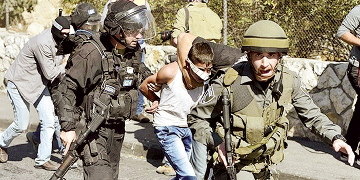  الاحتلال يعتقل طفلاً فلسطينياً بتهمة إلقاء الحجارة