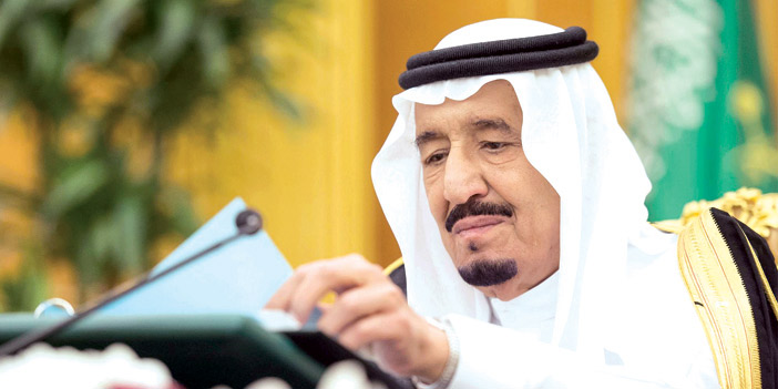  خادم الحرمين الشريفين خلال ترؤسه جلسة مجلس الوزراء أمس