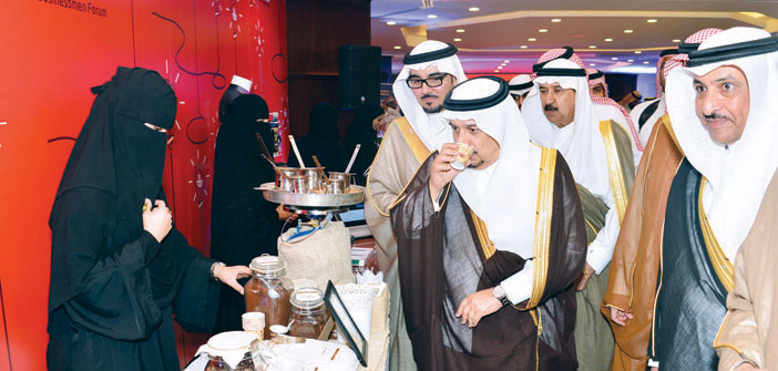  أمير منطقة الرياض خلال رعايته الملتقى