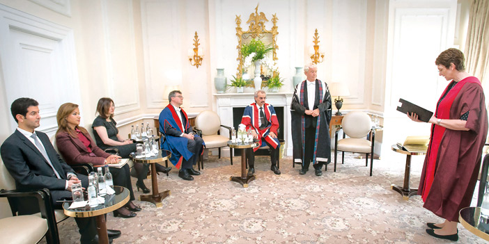  الأمير الوليد بن طلال خلال منحه الشهادة