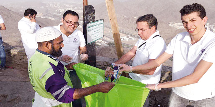  المشاركون في عمليات النظافة فوق الجبل