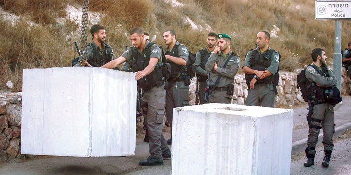   قوات الاحتلال الإسرائيلي تضع الحواجز لمنع تنقل الفلسطينيين