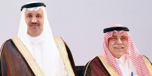  الأمير فيصل بن سلمان وإلى جانبه الوزير القصبي