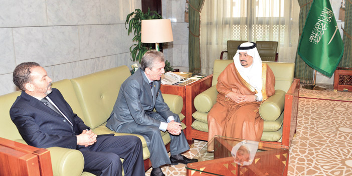   الأمير فيصل بن بندر خلال استقباله السفير الجزائري