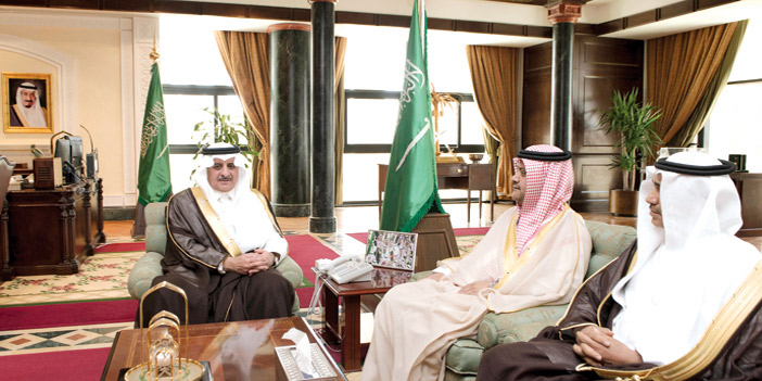   الأمير فهد بن سلطان خلال لقائه العميد البلوي