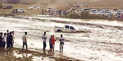 سيول «وادي خلب» تجرف مركبة الدفاع المدني و5 سيارات 