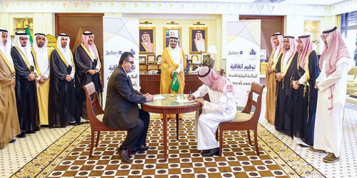  الأمير فيصل يشهد توقيع اتفاقية مشروع الفندق