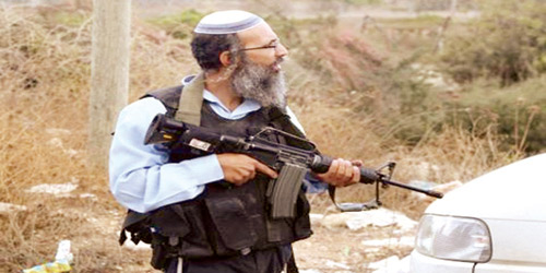   المستوطنون وهم يسلبون أراضي الفلسطينيين بقوة السلاح