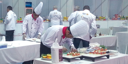   الطهاة يستعرضون مهاراتهم خلال المعرض