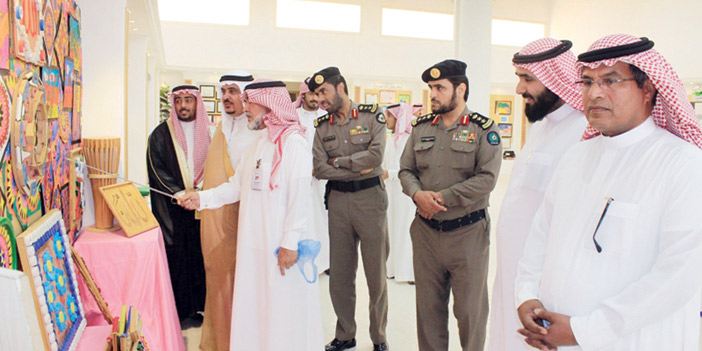  محافظ شقراء في المعرض الفني للمدارس