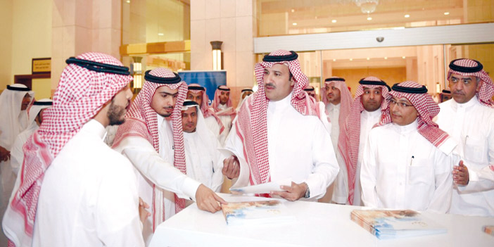  الأمير فيصل يستمع لشرح عن البرنامج