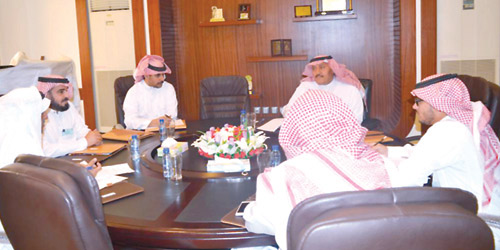  الصوينع خلال ترؤسه الاجتماع مع المسئولين عن الإرشاد الزراعي