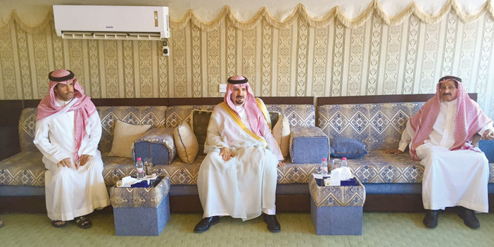   الأمير فهد بن بدر في بيت عزاء الجريد