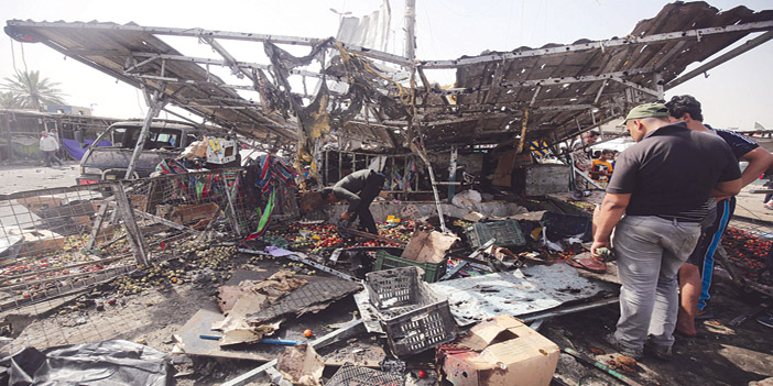  آثار الدمار الذي خلفه الانفجار الانتحاري في أحد أسواق مدينة الصدر