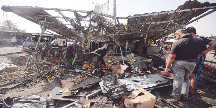  آثار الدمار الذي خلفه الانفجار الانتحاري في أحد أسواق مدينة الصدر