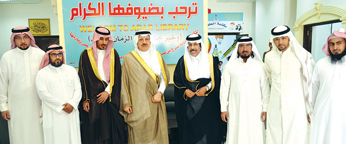  لقطة جماعية لأمير المنطقة مع منسوبي المكتبة