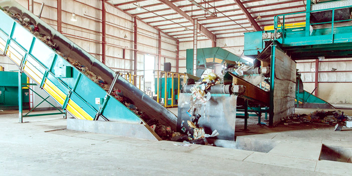  أحد خطوط معالجة النفايات في مردم بريدة