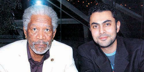  محمد كريم «يمين» مع الممثل الأمريكي مورجان فريمان