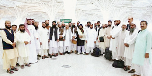   صورة جماعية لعدد من المعتمرين