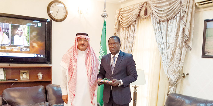  السفير ناجي العلي خلال استقباله رئيس المراسم في برلمان النيجر