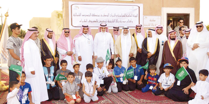   المحافظ خلال تدشين مشروع التنقيبات في «زبالا»