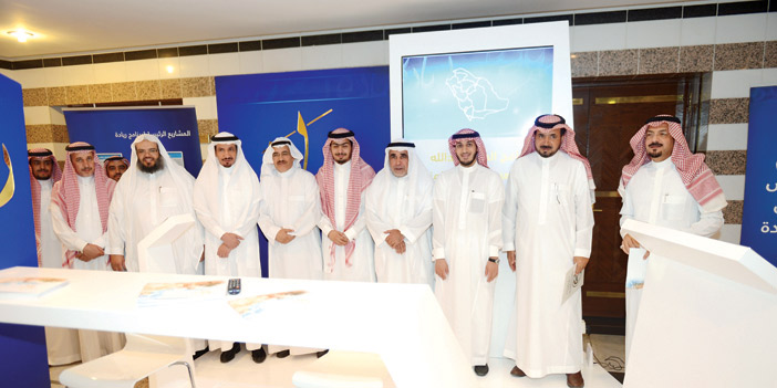  الجريش وعدد من منسوبي الإمارة أثناء التدشين