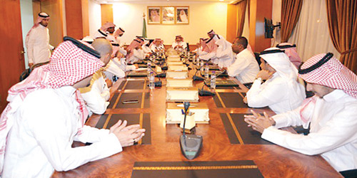   الفريق خلال لقائه مسؤولي المحافظة