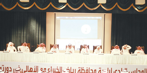   المجلس البلدي أثناء لقائه بالأهالي