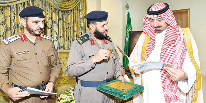  الأمير جلوي يتسلم تقرير المقذوفات من اللواء العمري