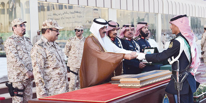  الأمير متعب بن عبدالله خلال رعايته حفل التخريج