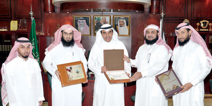 العاصمي يتسلم عدداً من إصدارات عمادة شؤون أعضاء هيئة التدريس والموظفين في جامعة الخرج 