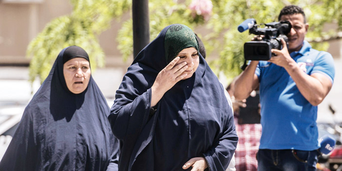   سيدتان مصريتان تبكيان بعد نبأ اختفاء الطائرة المصرية.