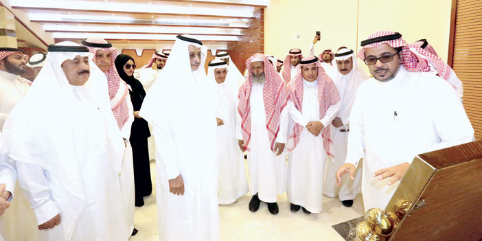  الدكتور خلال الزيارة