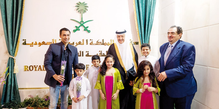   الأمير سلطان بن سلمان والملحق الثقافي السعودي د. زايد الحارثي مع عدد من الأطفال