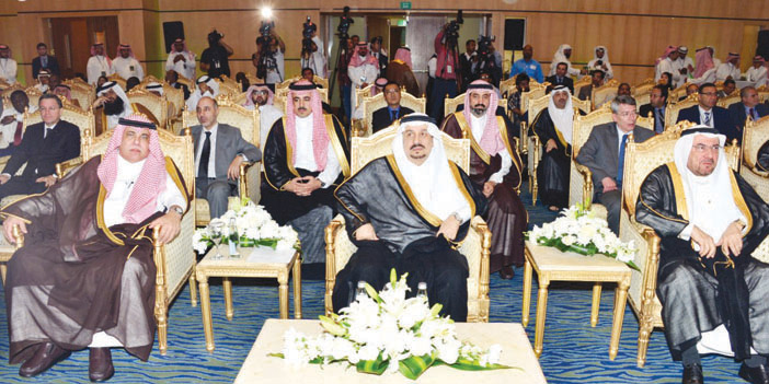   الأمير فيصل بن بندر أمير منطقة الرياض خلال تدشينه المعرض
