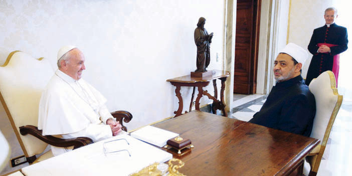   شيخ الأزهر والبابا فرنسيس خلال اجتماعهما أمس في الفاتيكان