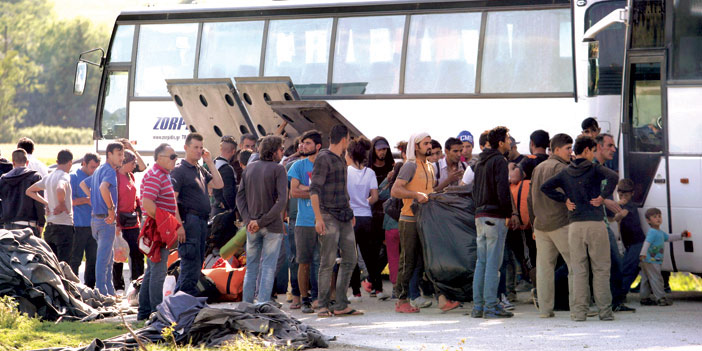    لاجئون يستعدون لإخلاء مخيم ايدوميني في اليونان