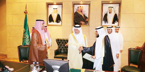  الأمير خالد الفيصل يشهد توقيع العقد بين الجانبين