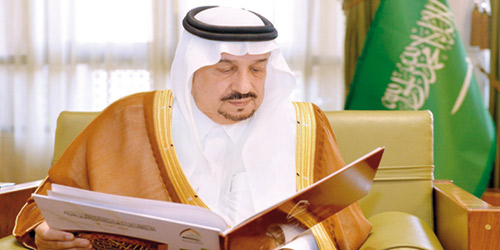   فيصل بن بندر خلال استقباله سلمان السعيدان