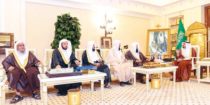  الأمير فيصل خلال استقبال أعضاء فرع الهيئة